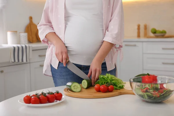 Young Pregnant Woman Preparing Vegetable Salad Table Kitchen Closeup Healthy — Stock Photo, Image