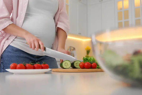 Young Pregnant Woman Preparing Vegetable Salad Table Kitchen Closeup Healthy — Stock Photo, Image