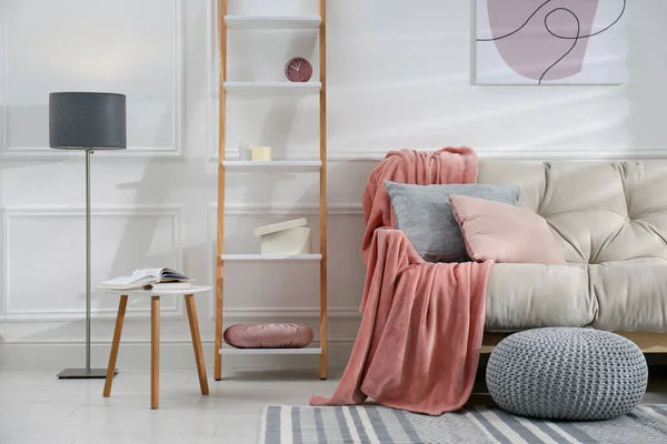 Moderní Interiér Obývacího Pokoje Pohodlnou Pohovkou Růžovou Přikrývkou — Stock fotografie