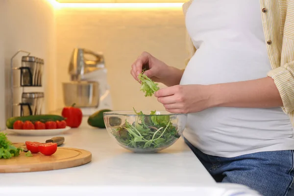 Mladá Těhotná Žena Připravuje Zeleninový Salát Stolu Kuchyni Detailní Záběr Royalty Free Stock Obrázky