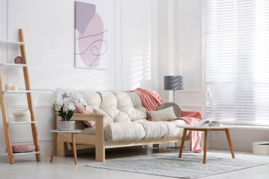 Modern oturma odası rahat kanepe ve güzel orkide çiçeğiyle dolu.