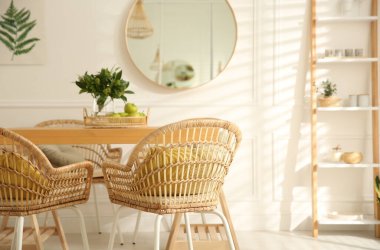 Şık ahşap yemek masası ve odada sandalyeler. İç tasarım