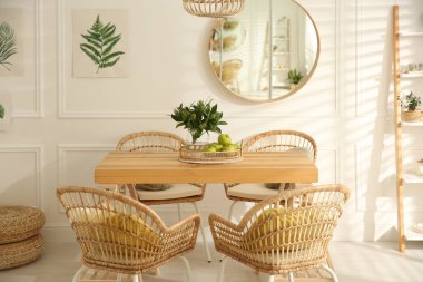 Şık ahşap yemek masası ve odada sandalyeler. İç tasarım