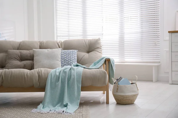 Modernes Wohnzimmerinterieur Mit Gemütlichem Sofa Und Hellblauer Decke — Stockfoto