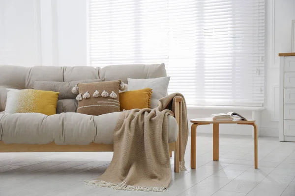 Modernes Wohnzimmer Mit Gemütlichem Sofa Und Kleinem Tisch — Stockfoto