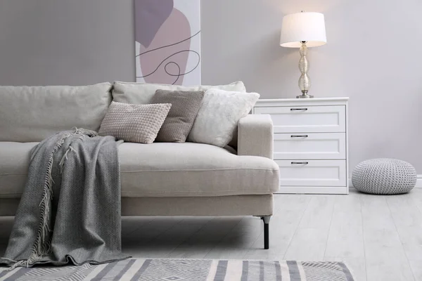 Bequemes Sofa Stilvollen Wohnzimmer Interieur — Stockfoto