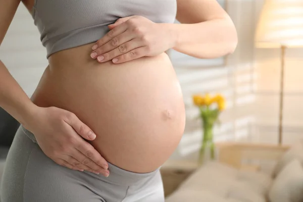 Zwangere Jonge Vrouw Die Thuis Buik Aanraakt Close Ruimte Voor — Stockfoto