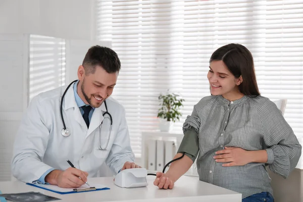 Γιατρός Μέτρησης Της Αρτηριακής Πίεσης Εγκύου Γυναίκας Στην Κλινική — Φωτογραφία Αρχείου