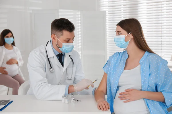 医師予防接種妊婦に対するCovid 19でクリニック — ストック写真