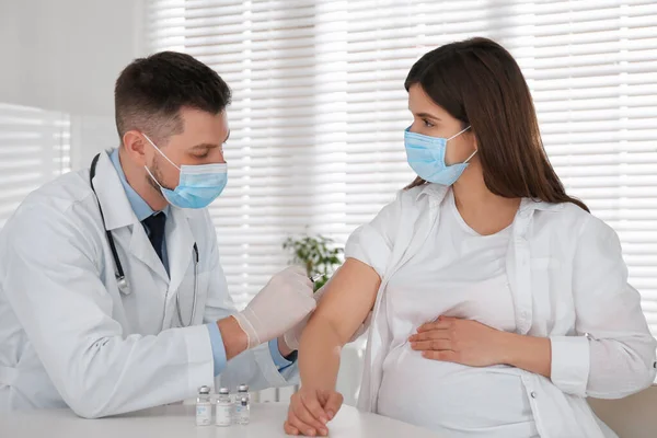 Lékař Očkování Těhotné Ženy Proti Covid Klinice — Stock fotografie