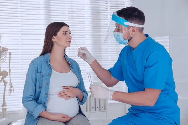 Medico Che Prende Striscio Nasale Donna Incinta Test Coronavirus Clinica — Foto Stock