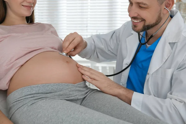 先生妊娠中の女性を診療所で聴診器で検査 クローズアップ — ストック写真