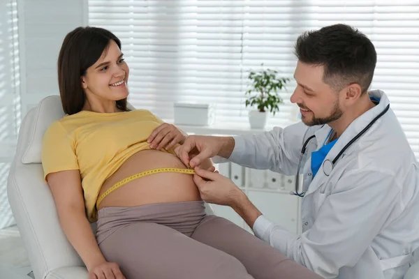 Dokter Mengukur Wanita Hamil Perut Dengan Pita Klinik — Stok Foto
