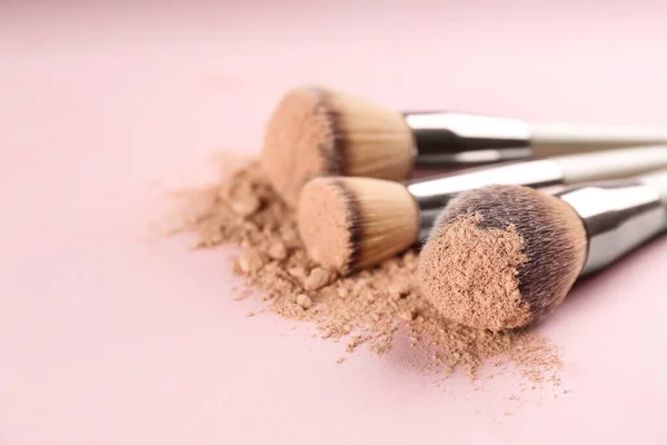 Diferentes Pinceles Maquillaje Con Producto Cosmético Triturado Sobre Fondo Rosa — Foto de Stock