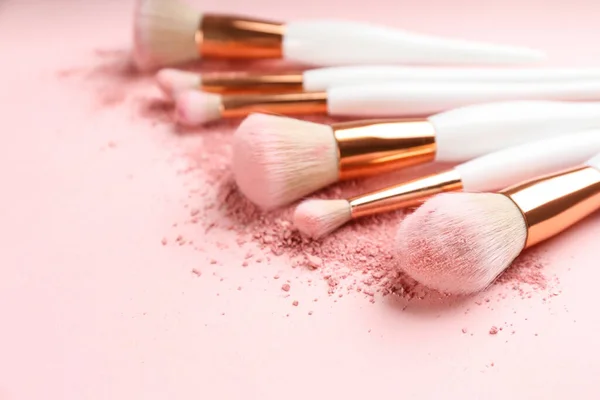 Különböző Smink Kefék Zúzott Kozmetikai Termék Rózsaszín Háttér Közelkép Szöveg — Stock Fotó