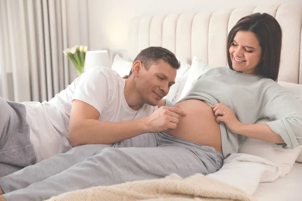 Ung Gravid Kvinna Med Sin Man Sovrummet — Stockfoto