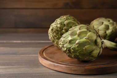 Tahta masadaki taze çiğ enginarlar, metin için boşluk