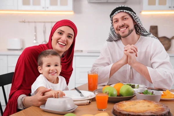 Boldog Muszlim Család Együtt Eszik Asztalnál Konyhában — Stock Fotó