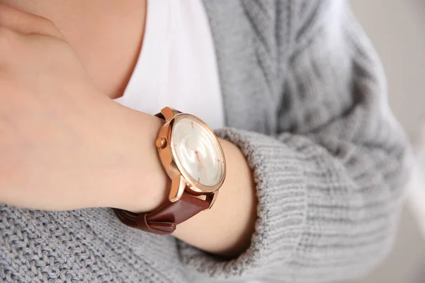 Femme Avec Montre Luxe Sur Fond Flou Gros Plan — Photo