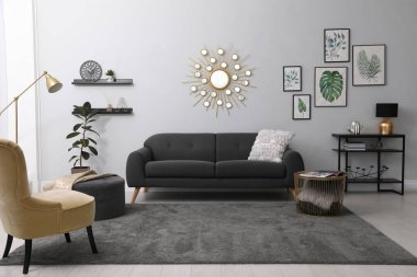 Rahat kanepe ve çiçek resimleriyle dolu şık bir oturma odası.