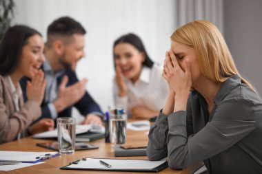 İş yerinde meslektaşlarına zorbalık eden iş arkadaşları.