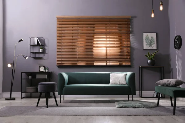 Elegante Sala Estar Interior Com Confortável Sofá Verde Almofada — Fotografia de Stock