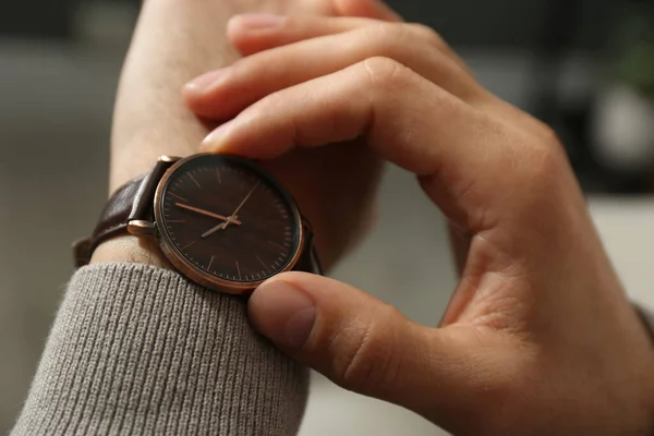 Man Luxury Wrist Watch Blurred Background Closeup — Stock Photo, Image