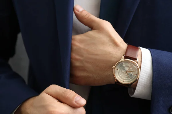 Empresário Casaco Com Relógio Pulso Luxo Close — Fotografia de Stock
