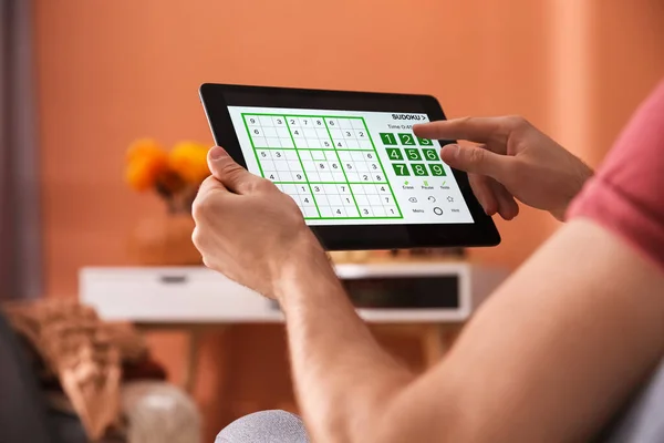 Hombre Jugando Sudoku Juego Tableta Interior Primer Plano — Foto de Stock