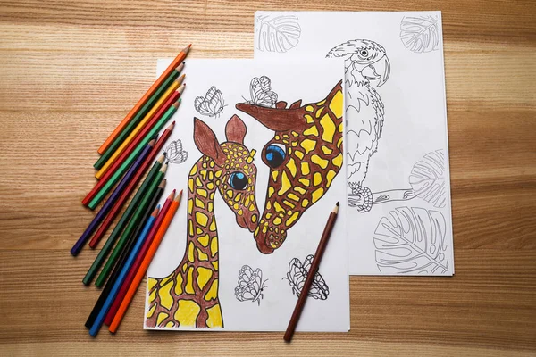Farbige Und Leere Zeichnungen Mit Bleistift Auf Holztisch Flach Gelegt — Stockfoto