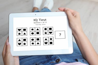 IQ testi için tablet kullanan kadın kapalı alanda, yakın plan