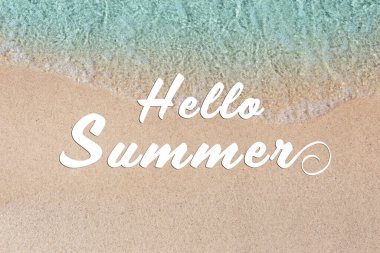 Merhaba Summer. Deniz dalgaları ve güzel kumlu sahil manzarası.