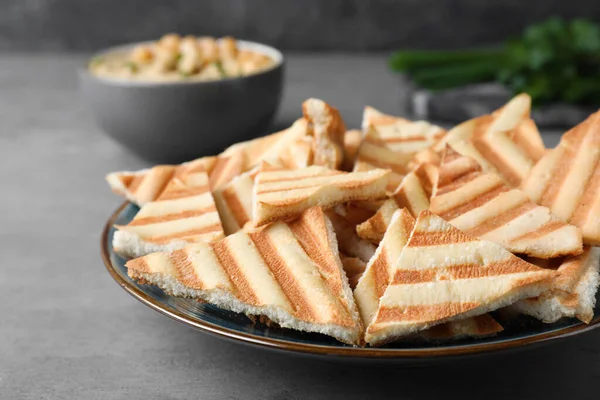 Délicieuses Chips Pita Sur Table Grise Gros Plan — Photo