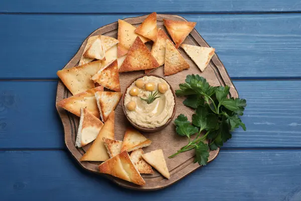 Läckra Pitachips Med Hummus Blått Träbord Ovanifrån — Stockfoto