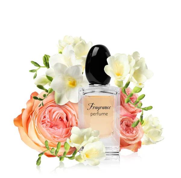 Butelka Luksusowych Perfum Piękne Kwiaty Białym Tle — Zdjęcie stockowe
