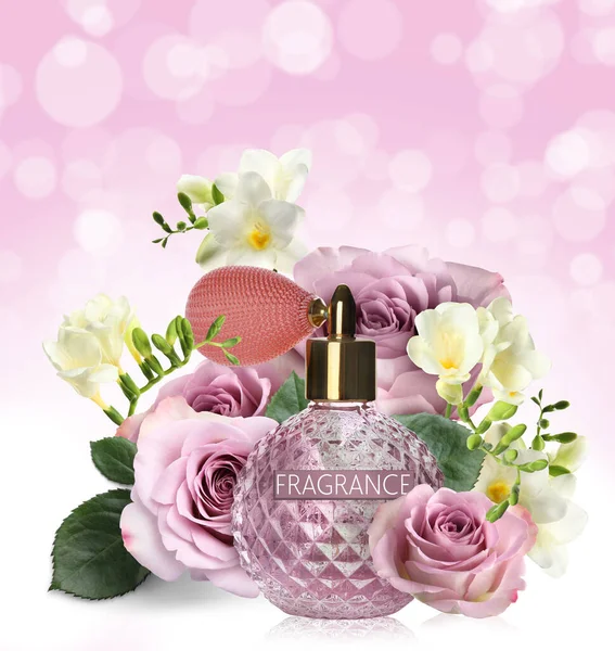 Butelka Luksusowych Perfum Piękne Kwiaty Różowym Tle — Zdjęcie stockowe