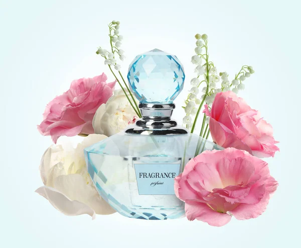 Butelka Luksusowych Perfum Piękne Kwiaty Jasnoniebieskim Tle — Zdjęcie stockowe
