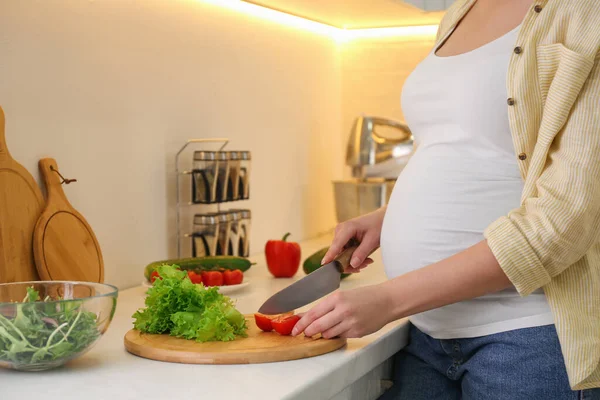 Young Pregnant Woman Preparing Vegetable Salad Table Kitchen Closeup Healthy — Stock Photo, Image