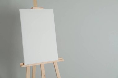 Arkaplanda boş tuval olan ahşap sehpa. Metin için boşluk