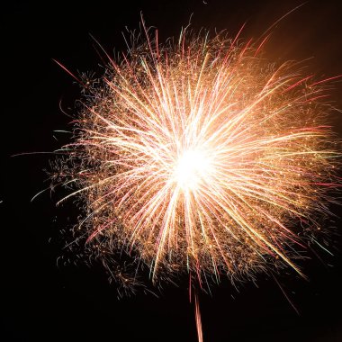 Güzel, parlak havai fişekler gece gökyüzünü aydınlatıyor.