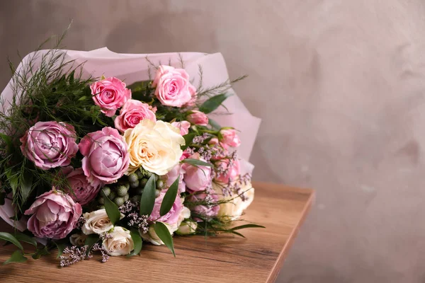 Belo Buquê Com Rosas Mesa Madeira Espaço Para Texto — Fotografia de Stock