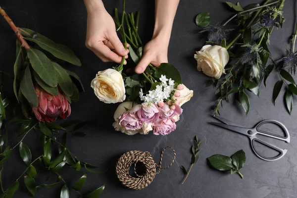 Florist Making Beautiful Bouquet Black Table Top View — Stock Photo, Image