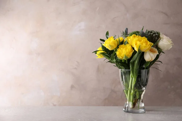 Hermoso Ramo Con Tulipanes Peonía Sobre Mesa Sobre Fondo Gris — Foto de Stock