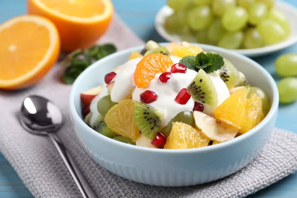 Leckerer Obstsalat Mit Joghurt Auf Dem Tisch — Stockfoto