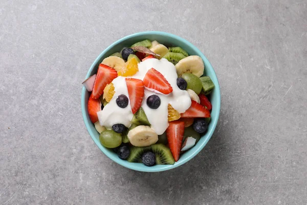 Salată Delicioasă Fructe Masă Gri Vedere Sus — Fotografie, imagine de stoc