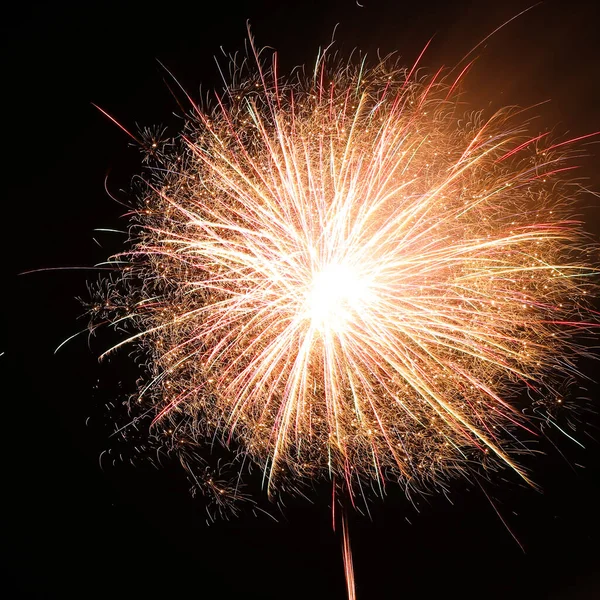 Belo Fogo Artifício Brilhante Iluminando Céu Noturno — Fotografia de Stock