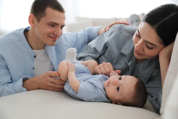 Lycklig Familj Med Söt Baby Soffan Hemma — Stockfoto