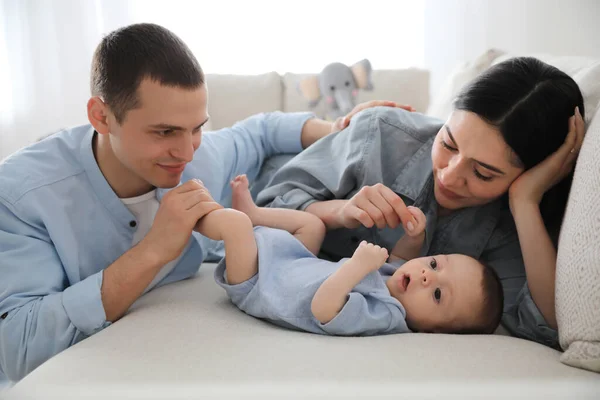 Lycklig Familj Med Söt Baby Soffan Hemma — Stockfoto
