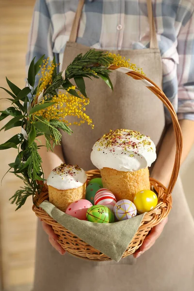 提篮子的妇女 装有传统的复活节蛋糕 染过的鸡蛋和鲜花 特写镜头 — 图库照片