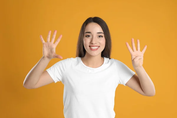 Γυναίκα Λευκό Shirt Δείχνει Τον Αριθμό Εννέα Χέρια Της Στο — Φωτογραφία Αρχείου